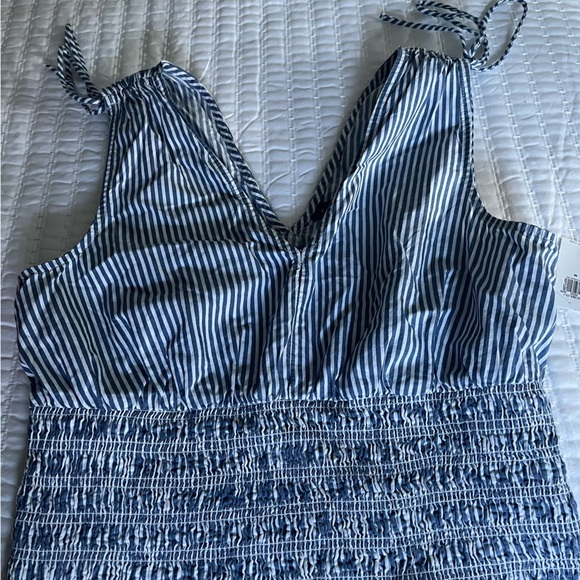 Fitted Striped Sleeveless V-Neck Tie-Shoulder Smocked Blouse size medium - Picture 5 of 5